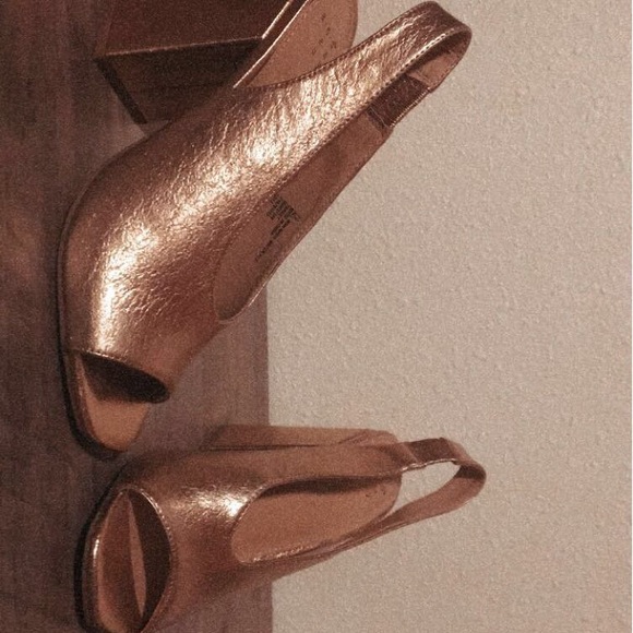 Golden heels - Picture 1 of 1